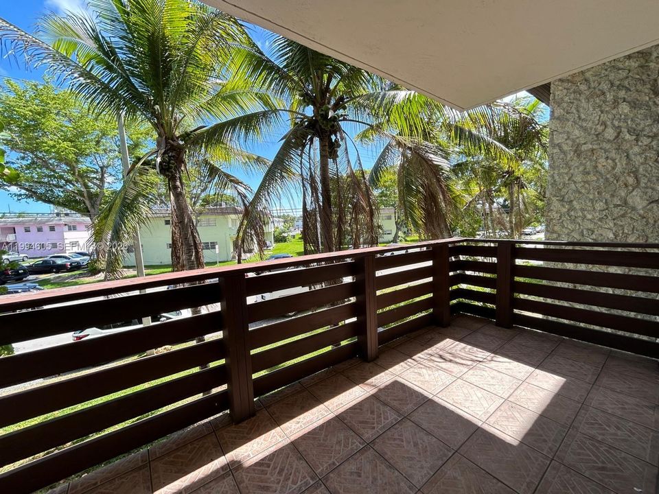 Active With Contract: $1,800 (1 beds, 1 baths, 665 Square Feet)