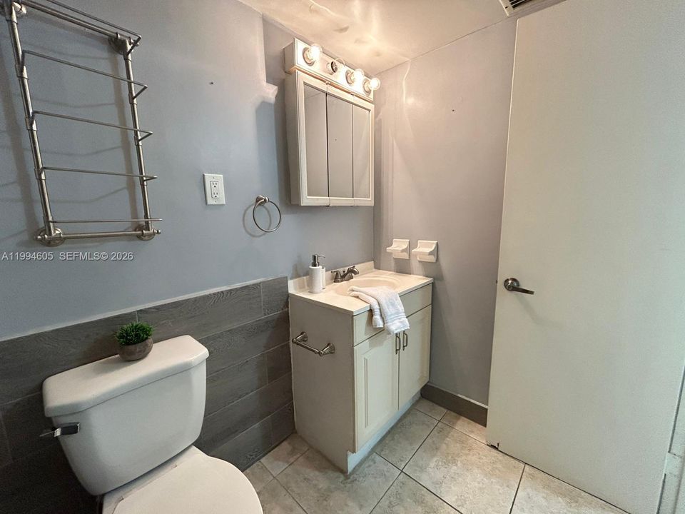 Active With Contract: $1,800 (1 beds, 1 baths, 665 Square Feet)