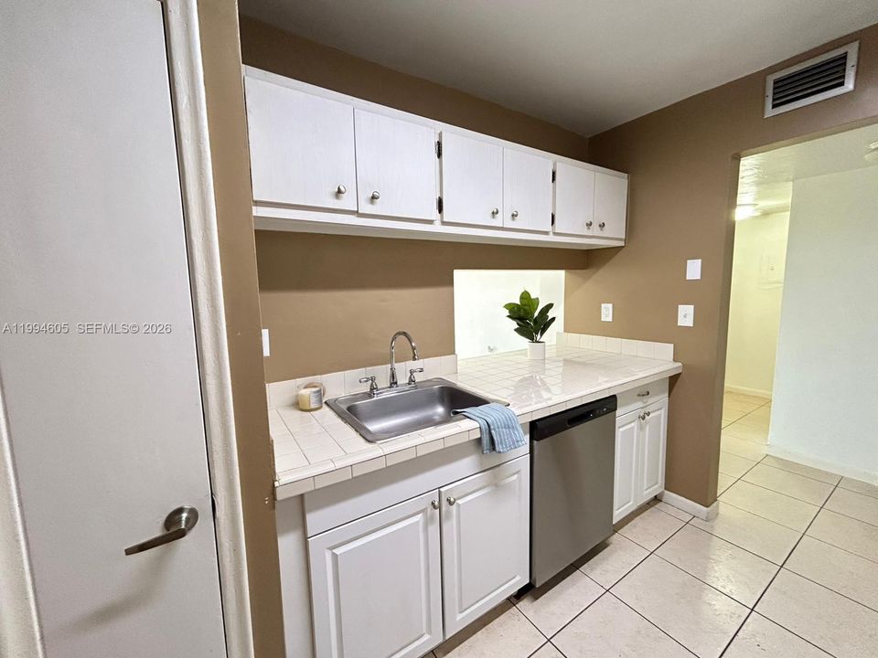 Active With Contract: $1,800 (1 beds, 1 baths, 665 Square Feet)