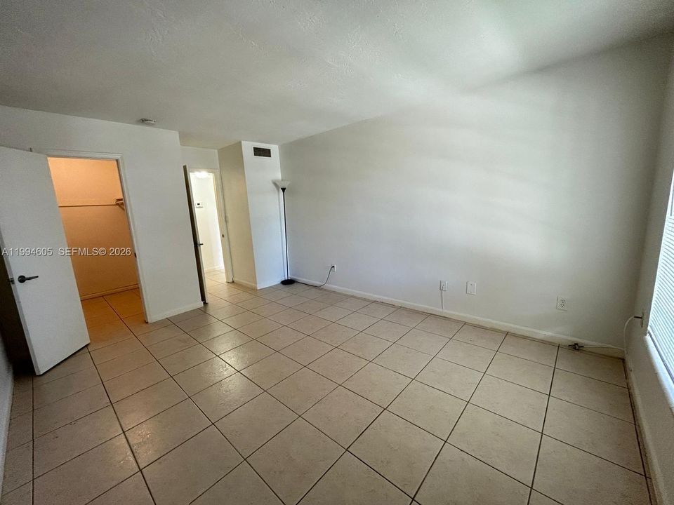 Active With Contract: $1,800 (1 beds, 1 baths, 665 Square Feet)