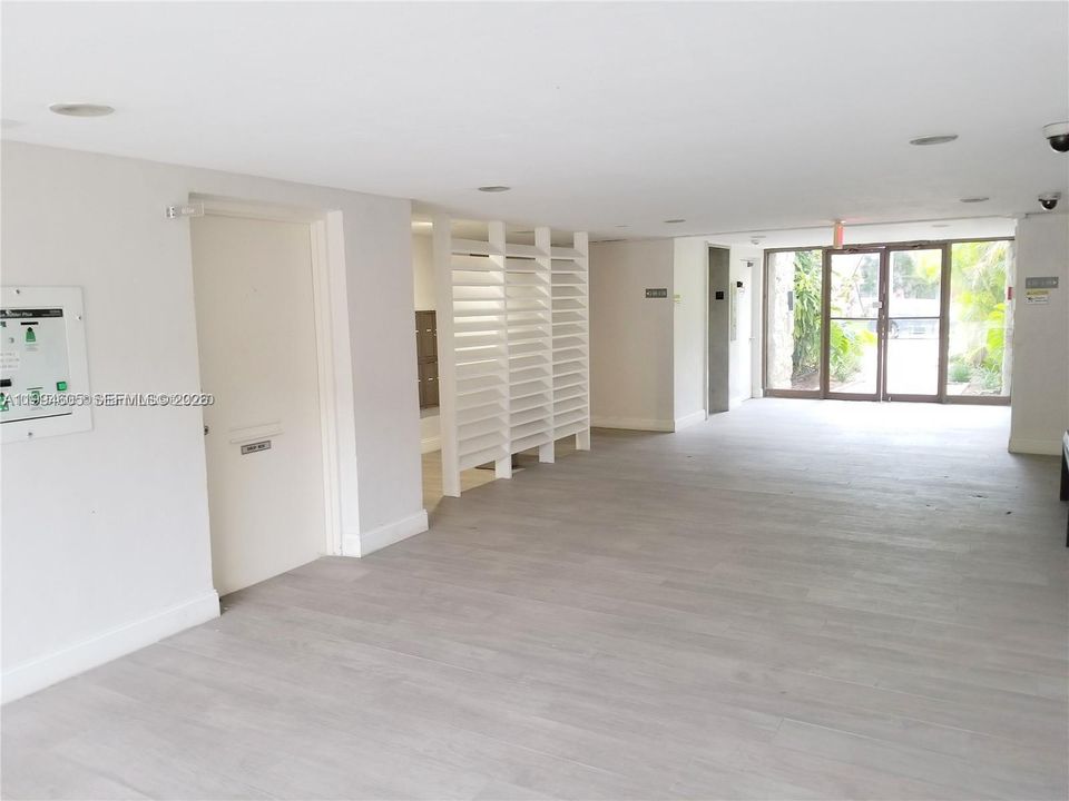 Active With Contract: $1,800 (1 beds, 1 baths, 665 Square Feet)