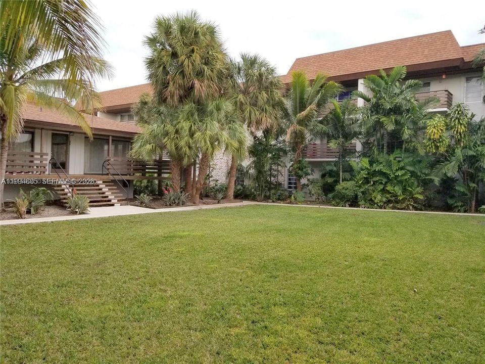 Active With Contract: $1,800 (1 beds, 1 baths, 665 Square Feet)
