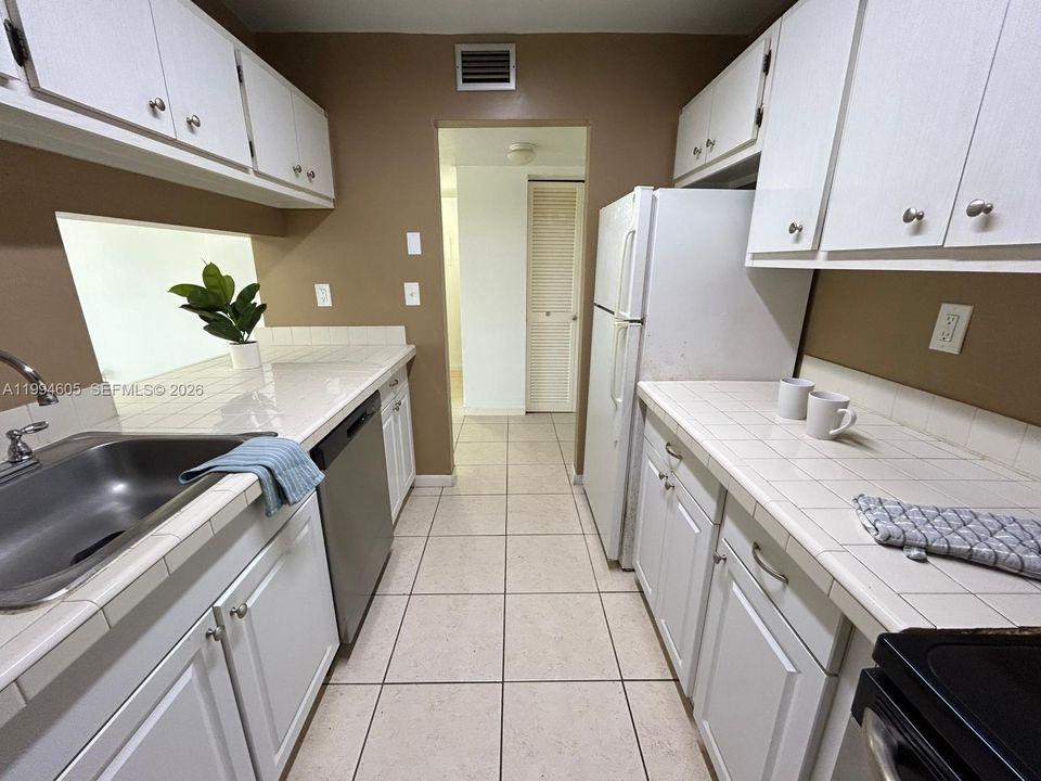 Active With Contract: $1,800 (1 beds, 1 baths, 665 Square Feet)