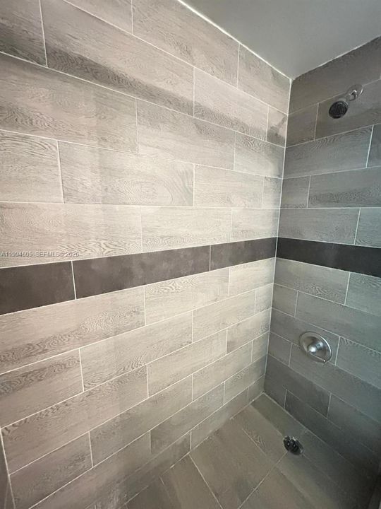 Active With Contract: $1,800 (1 beds, 1 baths, 665 Square Feet)