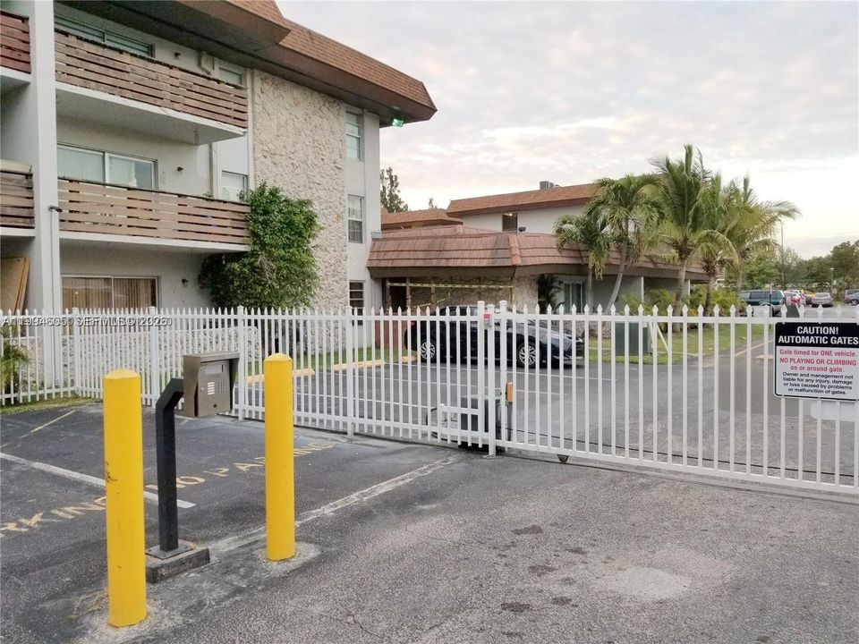 Active With Contract: $1,800 (1 beds, 1 baths, 665 Square Feet)