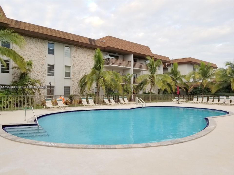 Active With Contract: $1,800 (1 beds, 1 baths, 665 Square Feet)