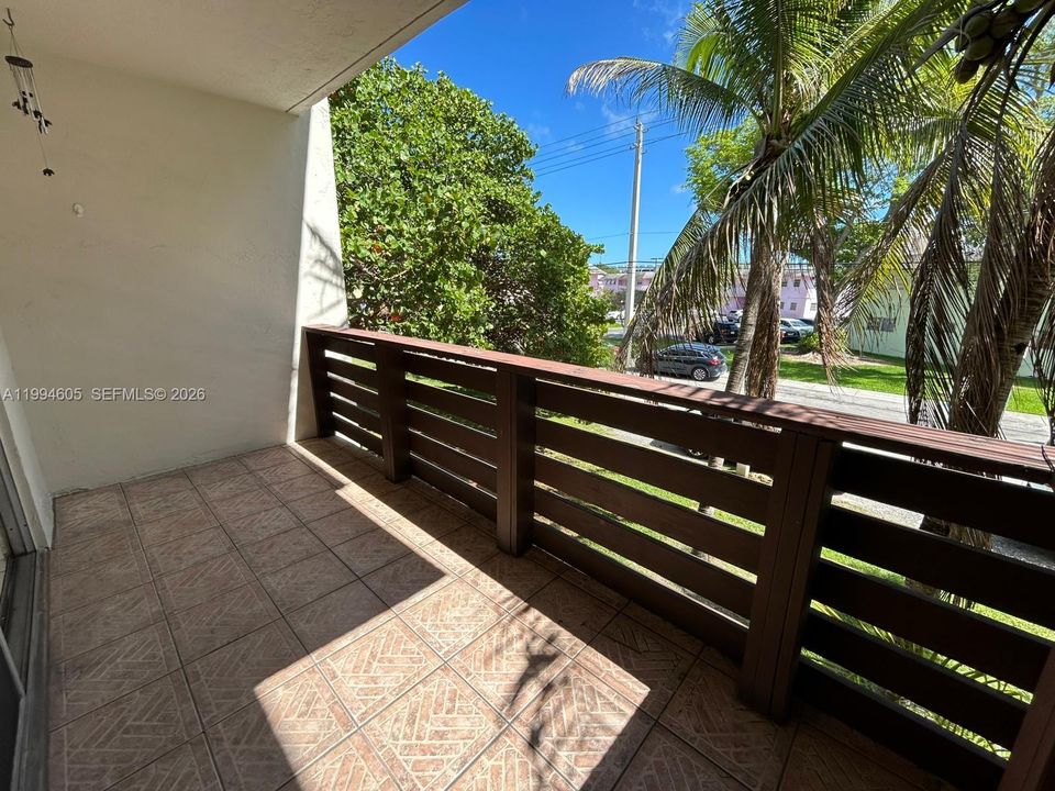 Active With Contract: $1,800 (1 beds, 1 baths, 665 Square Feet)