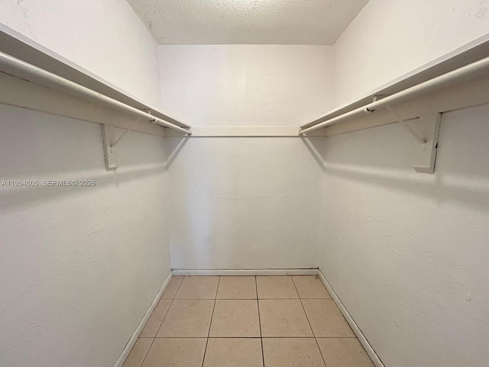 Active With Contract: $1,800 (1 beds, 1 baths, 665 Square Feet)