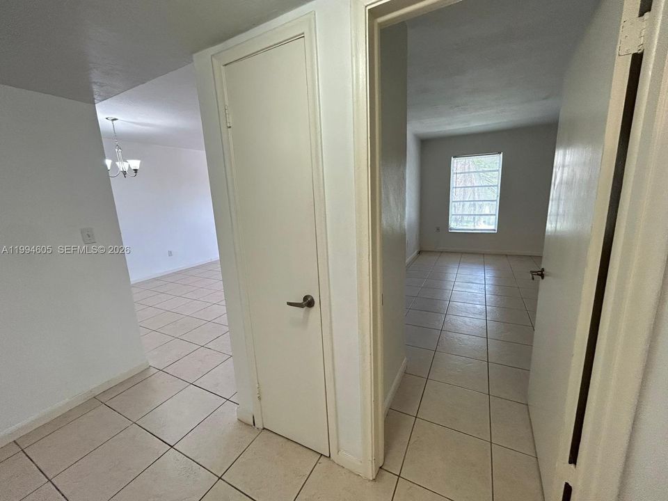 Active With Contract: $1,800 (1 beds, 1 baths, 665 Square Feet)
