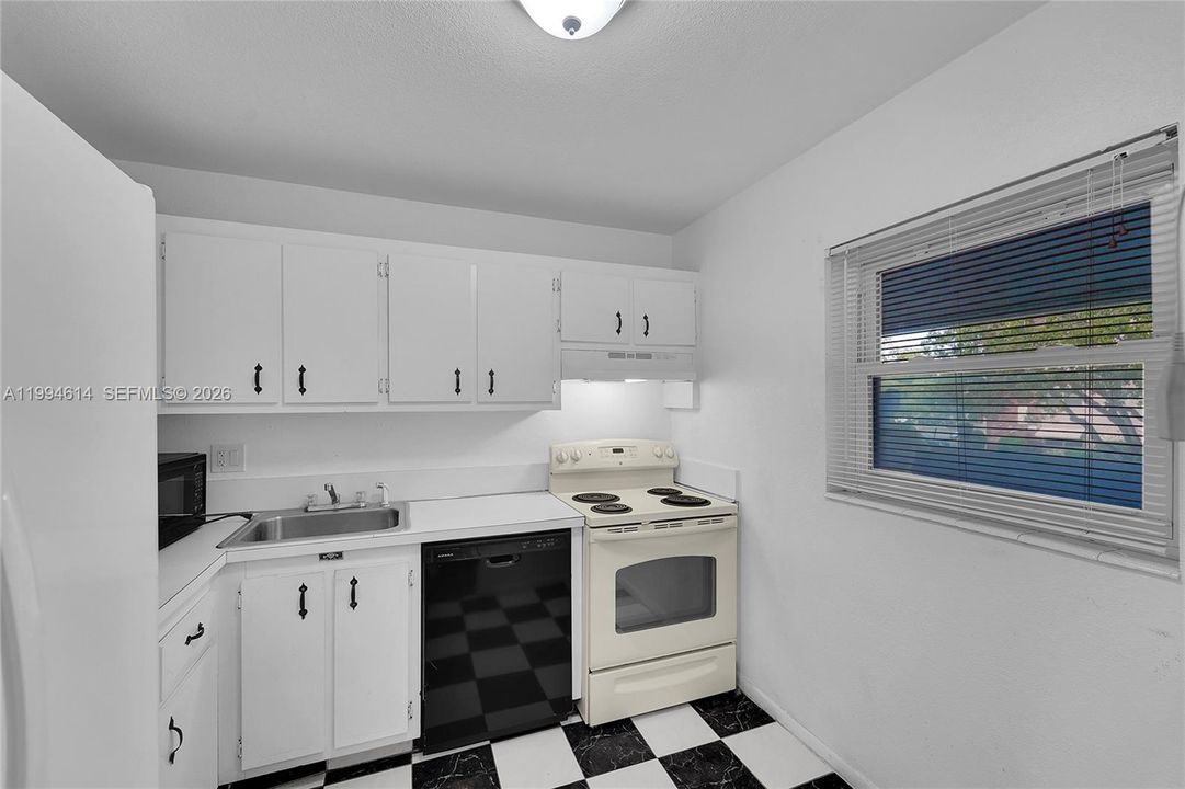 For Sale: $78,000 (1 beds, 1 baths, 768 Square Feet)