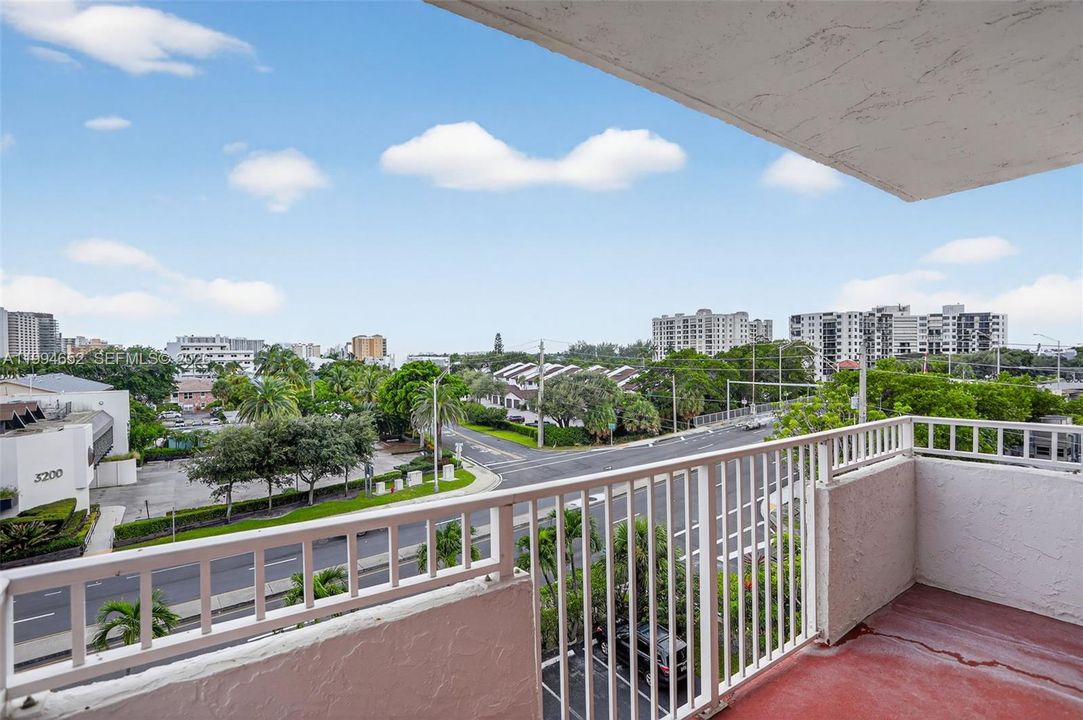 Active With Contract: $225,000 (2 beds, 1 baths, 800 Square Feet)