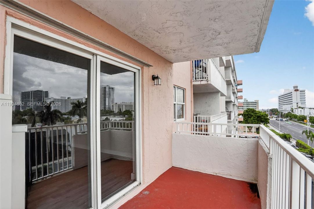 Active With Contract: $225,000 (2 beds, 1 baths, 800 Square Feet)