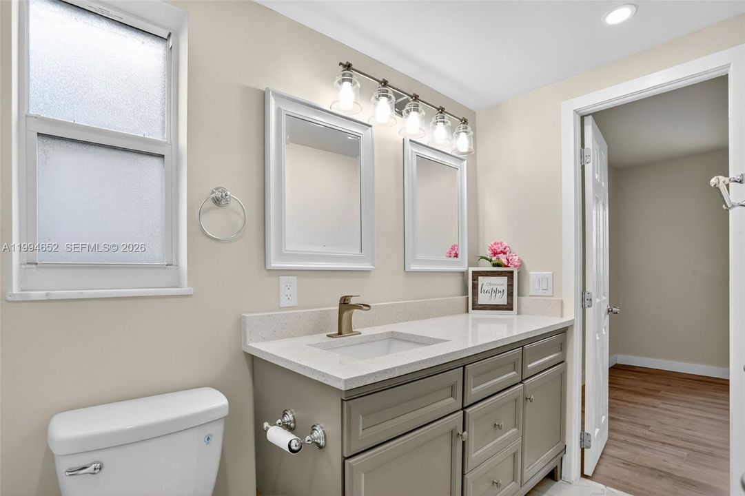 Active With Contract: $225,000 (2 beds, 1 baths, 800 Square Feet)