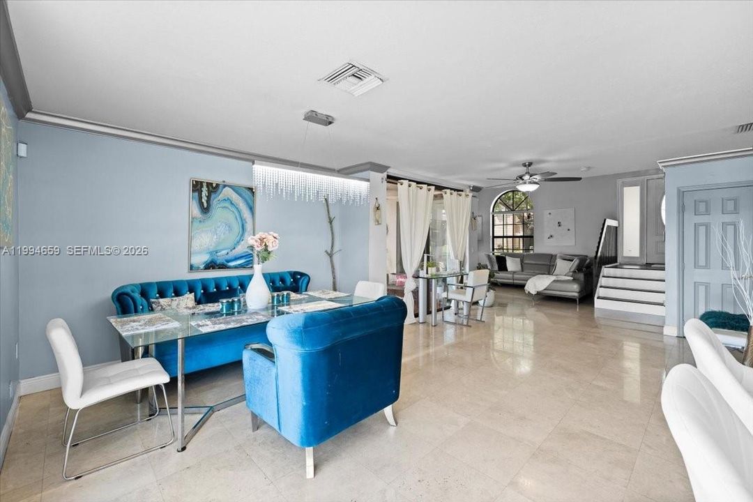 En Venta: $665,000 (4 camas, 3 baños, 1925 Pies cuadrados)