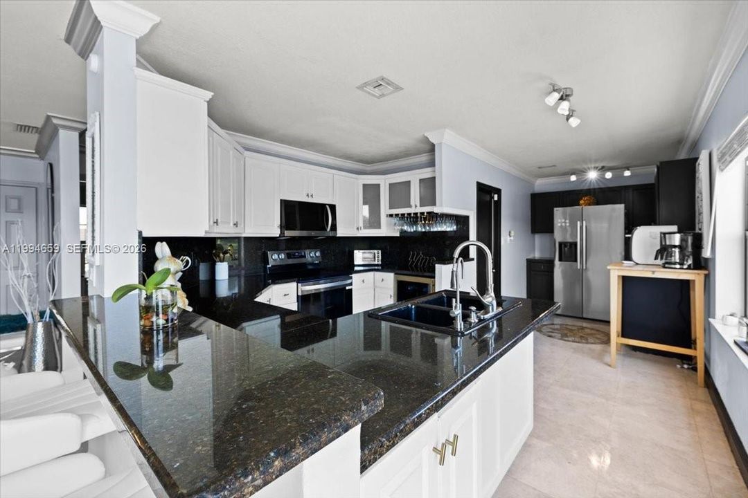 En Venta: $665,000 (4 camas, 3 baños, 1925 Pies cuadrados)