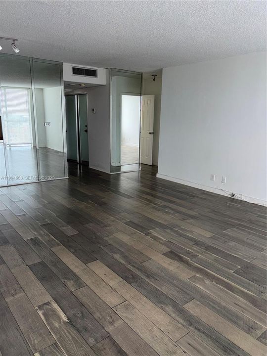 合同活跃: $208,000 (1 贝兹, 1 浴室, 855 平方英尺)
