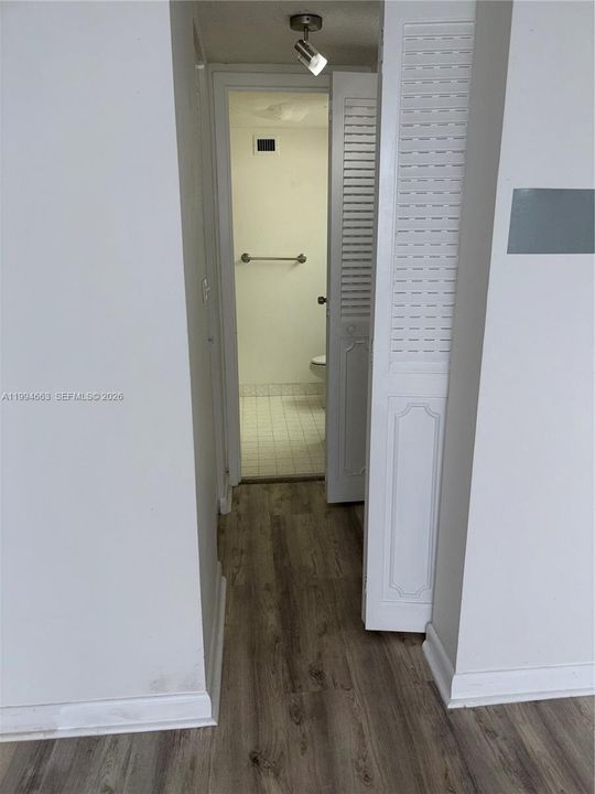 合同活跃: $208,000 (1 贝兹, 1 浴室, 855 平方英尺)