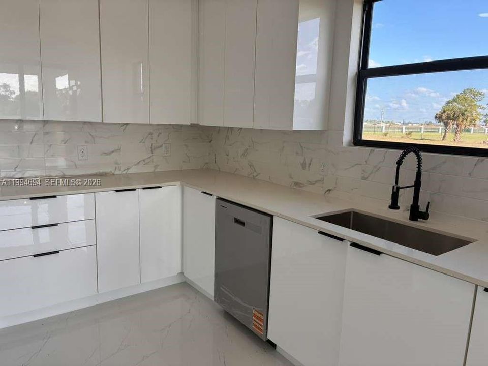 For Sale: $349,900 (3 beds, 2 baths, 1571 Square Feet)