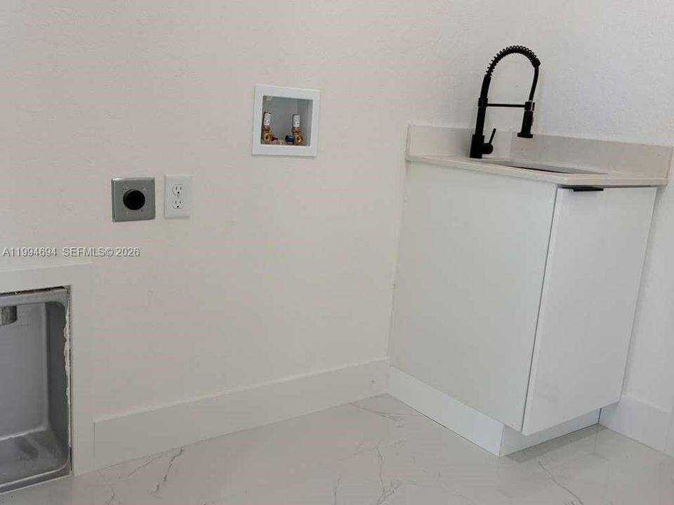 For Sale: $349,900 (3 beds, 2 baths, 1571 Square Feet)