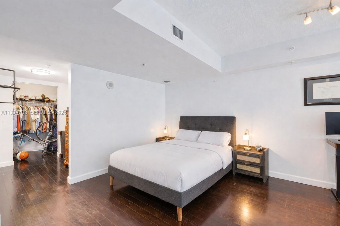 For Sale: $460,000 (1 beds, 1 baths, 1056 Square Feet)