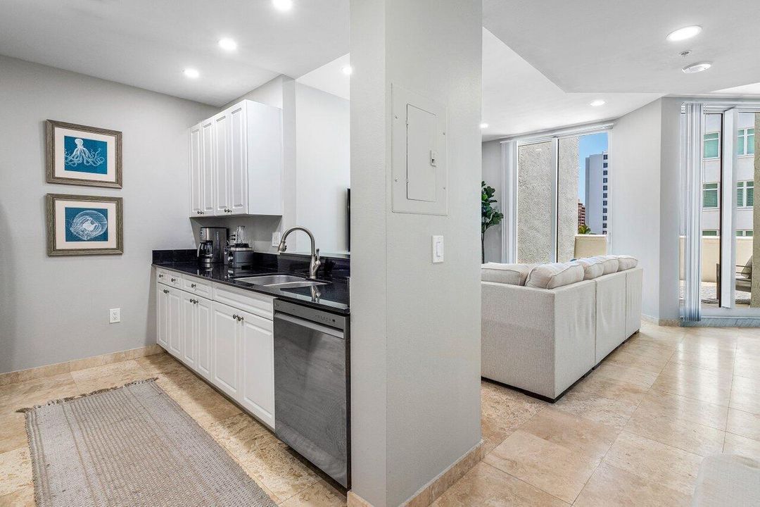 004-255EverniaStreet-306-WestPalmBeach-F