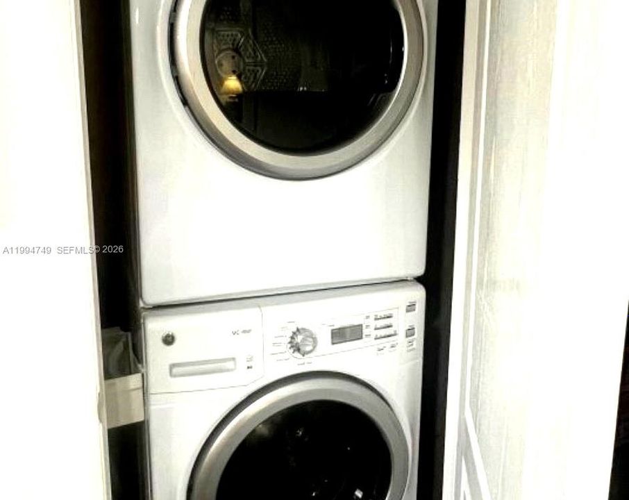 For Rent: $2,850 (2 beds, 1 baths, 989 Square Feet)