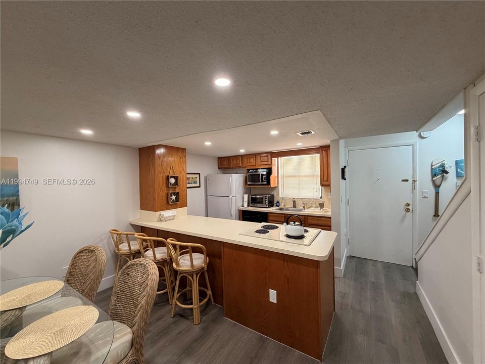 For Rent: $2,850 (2 beds, 1 baths, 989 Square Feet)