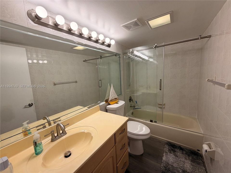 For Rent: $2,850 (2 beds, 1 baths, 989 Square Feet)