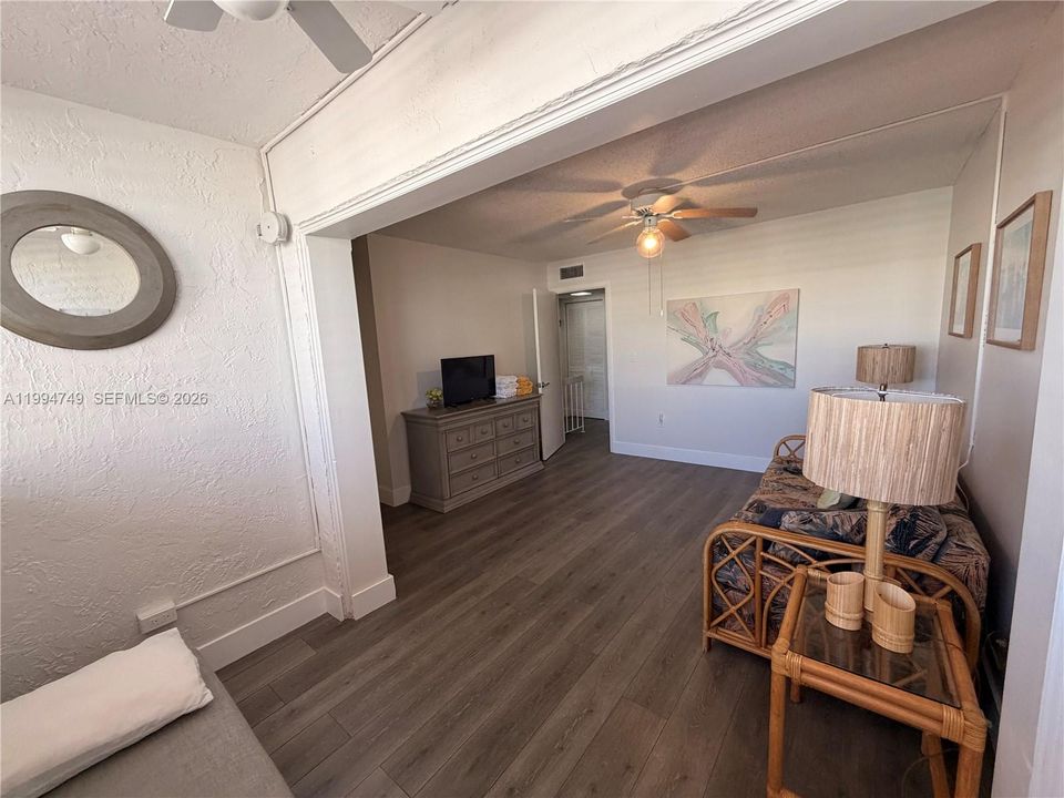 For Rent: $2,850 (2 beds, 1 baths, 989 Square Feet)