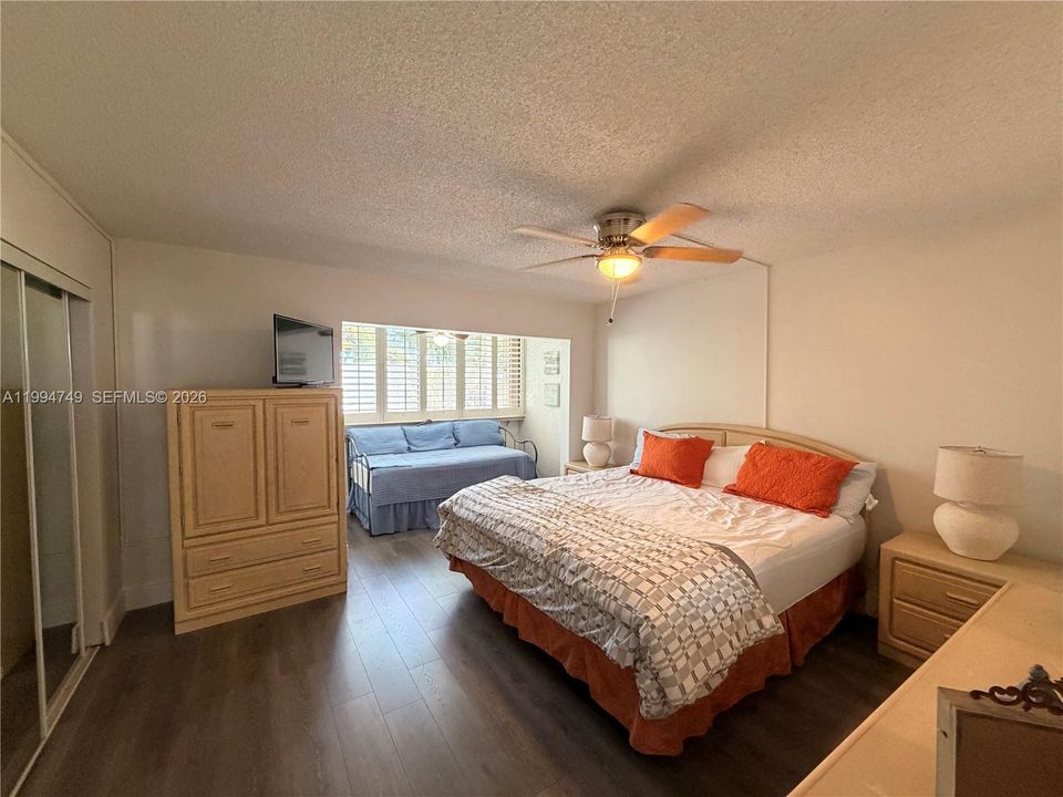 For Rent: $2,850 (2 beds, 1 baths, 989 Square Feet)