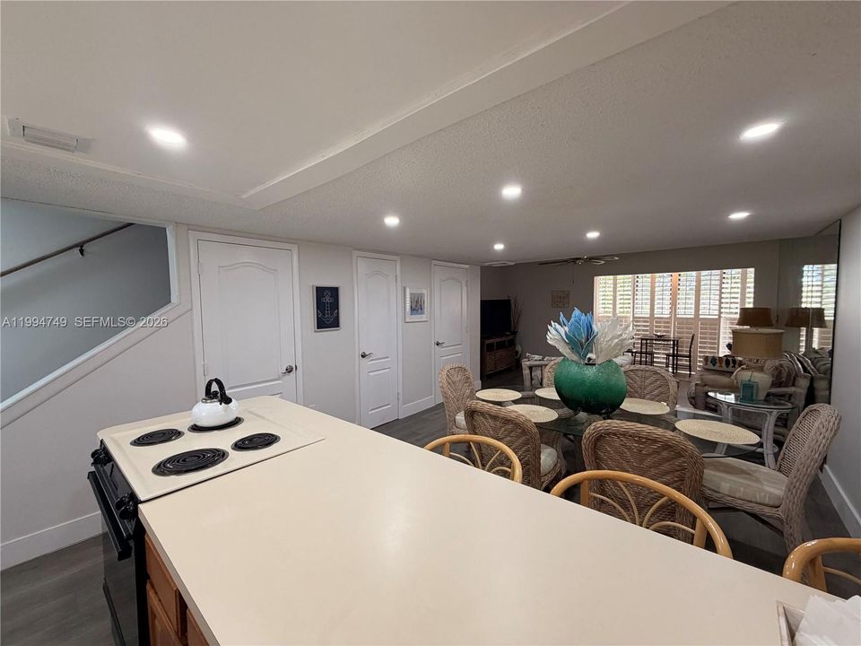 For Rent: $2,850 (2 beds, 1 baths, 989 Square Feet)