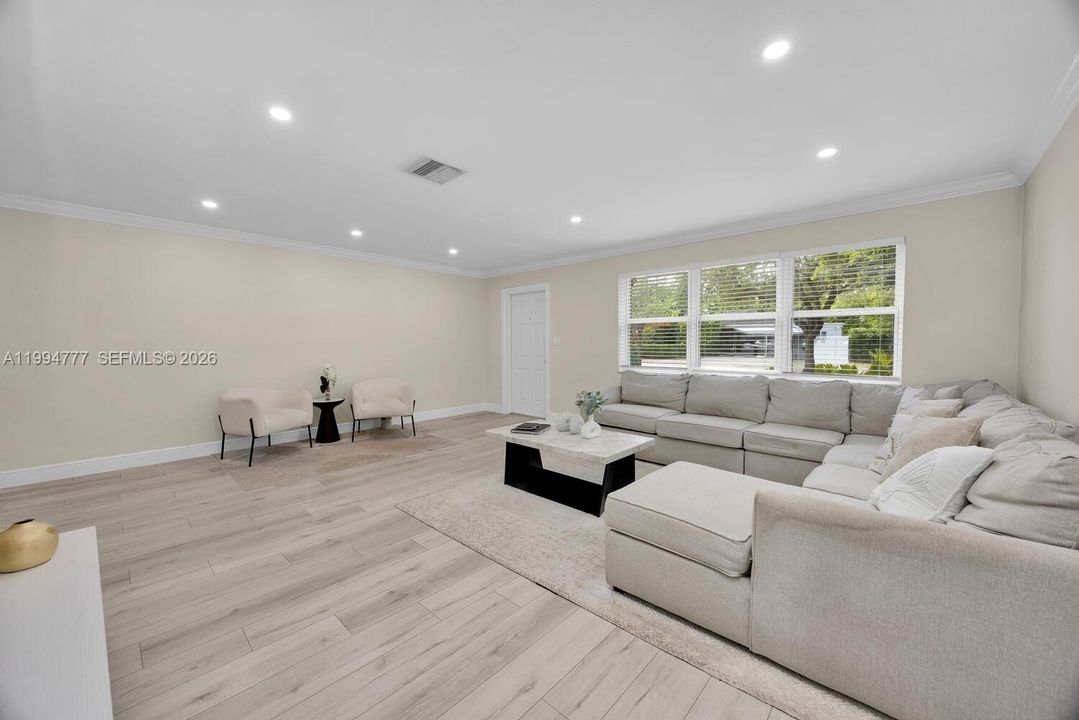 For Rent: $4,300 (3 beds, 2 baths, 1526 Square Feet)