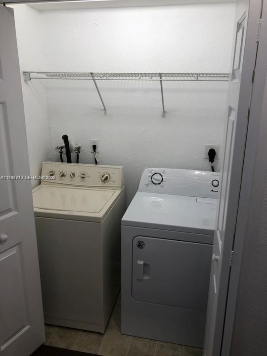 En Venta: $295,000 (4 camas, 3 baños, 1423 Pies cuadrados)