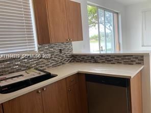 En Venta: $295,000 (4 camas, 3 baños, 1423 Pies cuadrados)