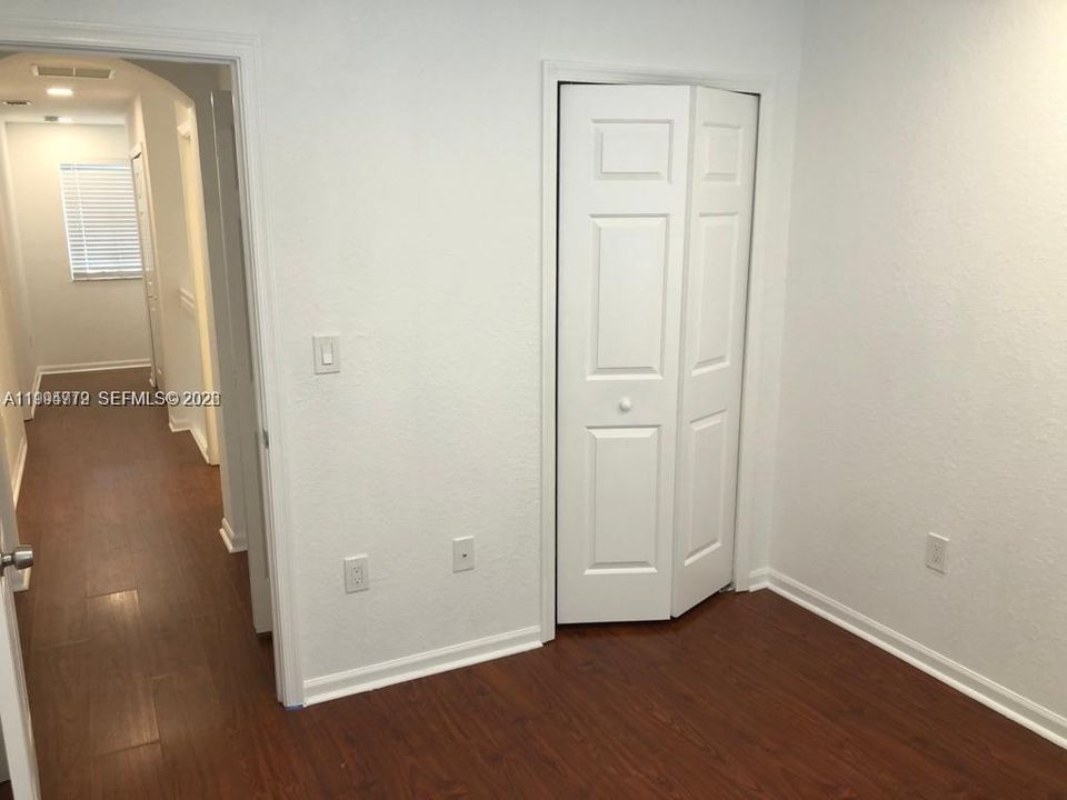 En Venta: $295,000 (4 camas, 3 baños, 1423 Pies cuadrados)