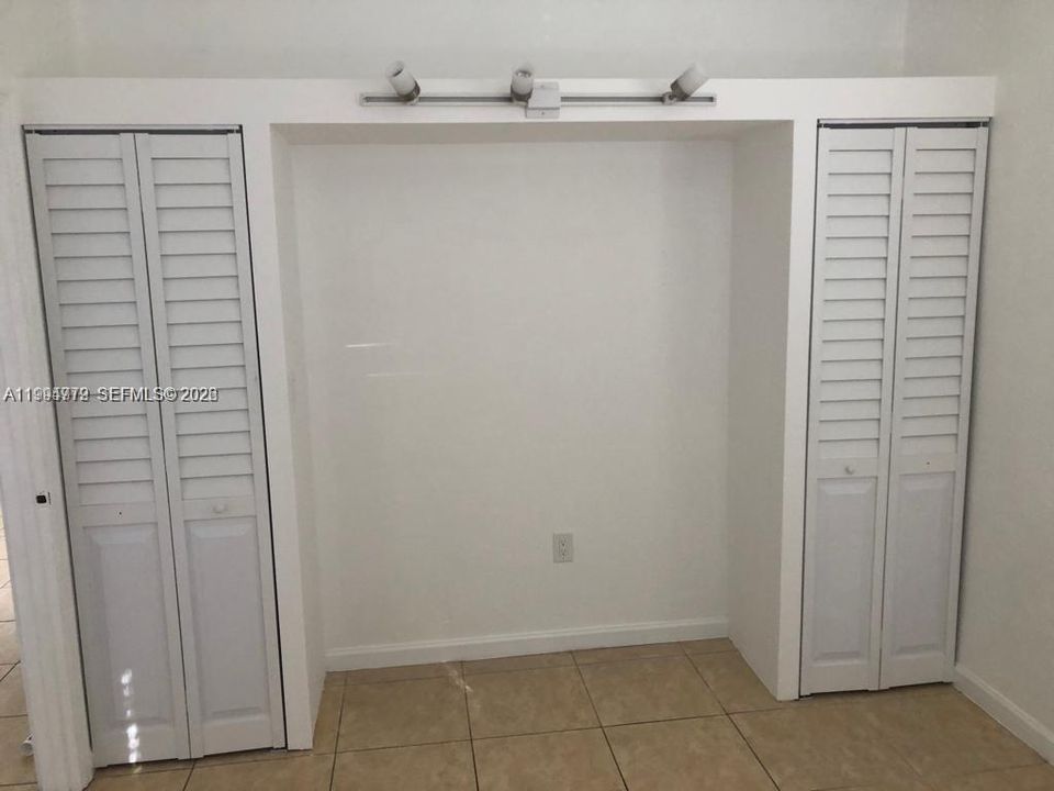 En Venta: $295,000 (4 camas, 3 baños, 1423 Pies cuadrados)
