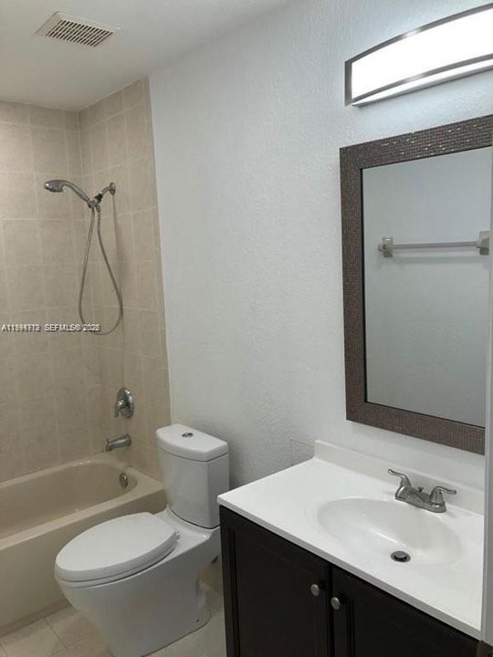 En Venta: $295,000 (4 camas, 3 baños, 1423 Pies cuadrados)