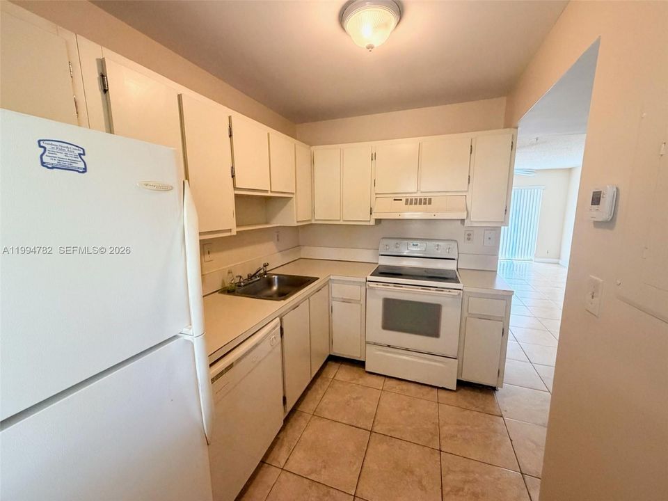 Active With Contract: $1,600 (1 beds, 1 baths, 680 Square Feet)