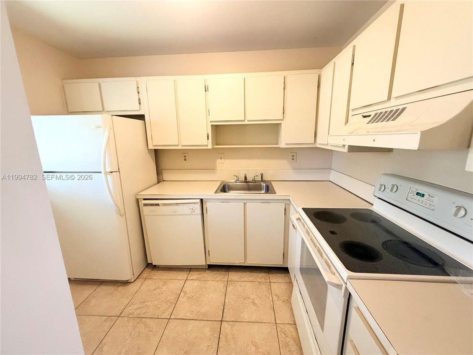 Active With Contract: $1,600 (1 beds, 1 baths, 680 Square Feet)