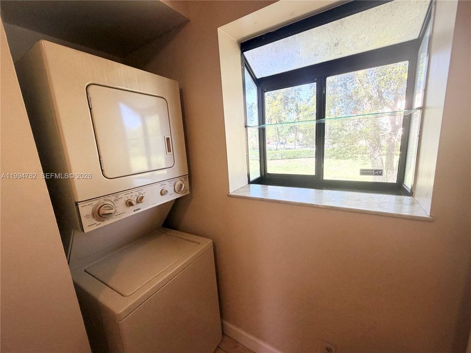 Active With Contract: $1,600 (1 beds, 1 baths, 680 Square Feet)