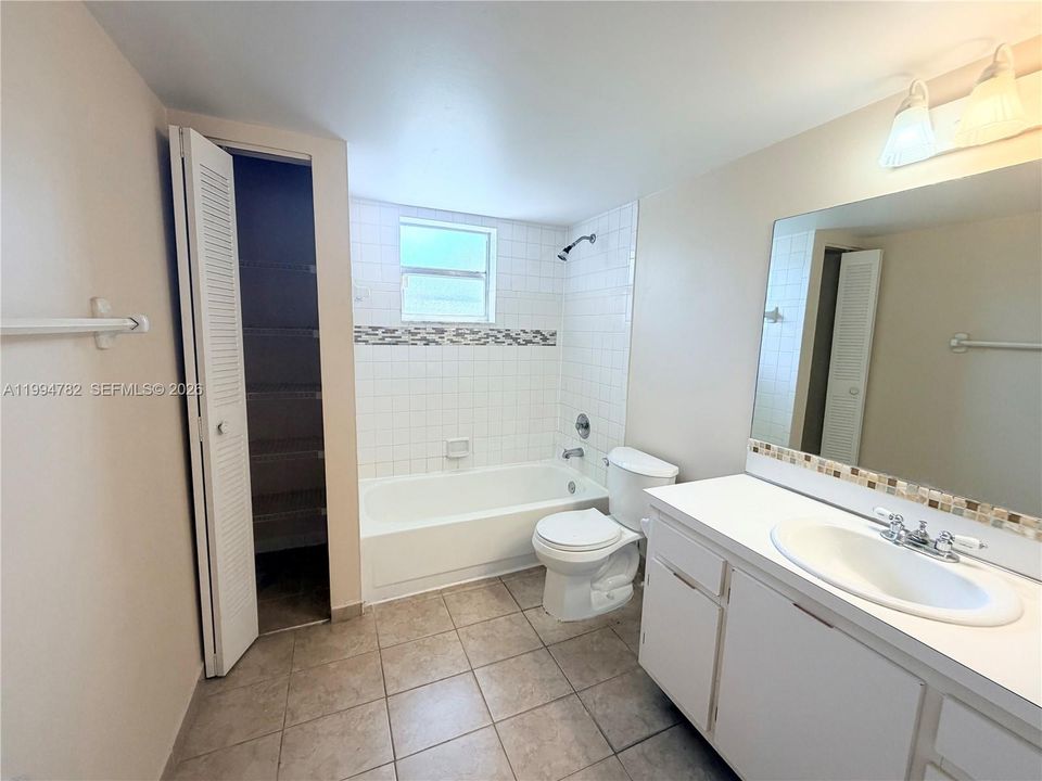 Active With Contract: $1,600 (1 beds, 1 baths, 680 Square Feet)