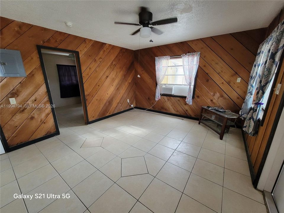 For Rent: $1,475 (1 beds, 1 baths, 2325 Square Feet)