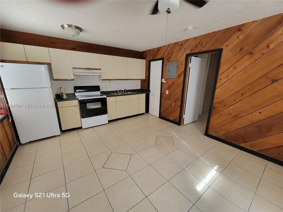 For Rent: $1,475 (1 beds, 1 baths, 2325 Square Feet)