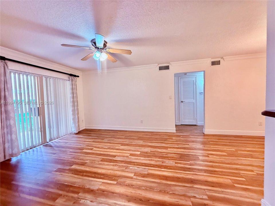 Active With Contract: $175,000 (1 beds, 1 baths, 780 Square Feet)