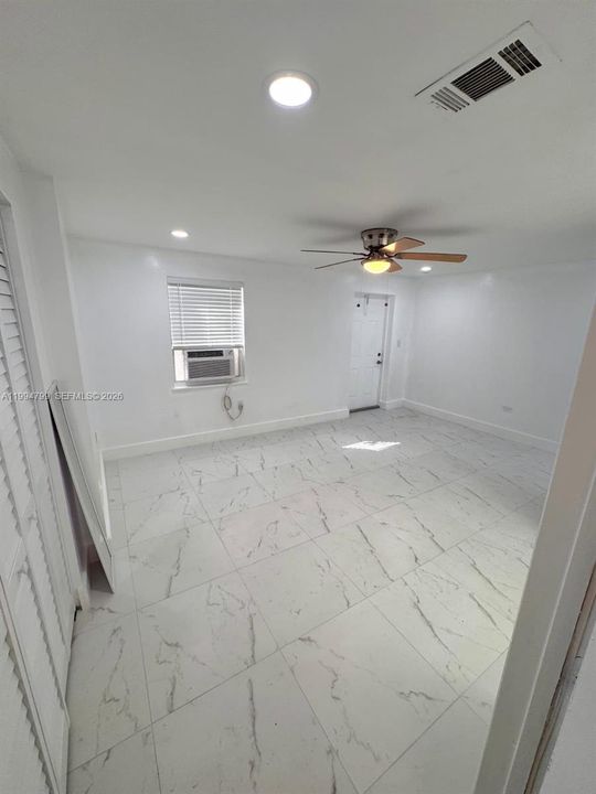 В аренду: $1,200 (1 спален, 1 ванн, 2488 Квадратных фут)