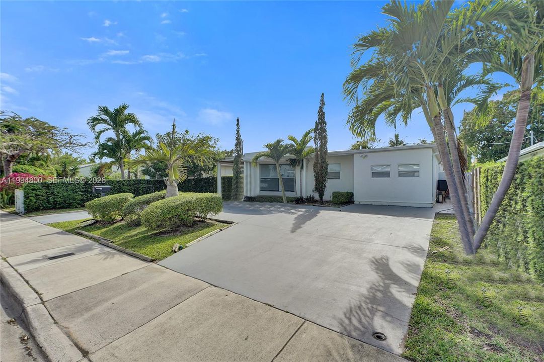 Active With Contract: $1,090,000 (4 beds, 3 baths, 1574 Square Feet)