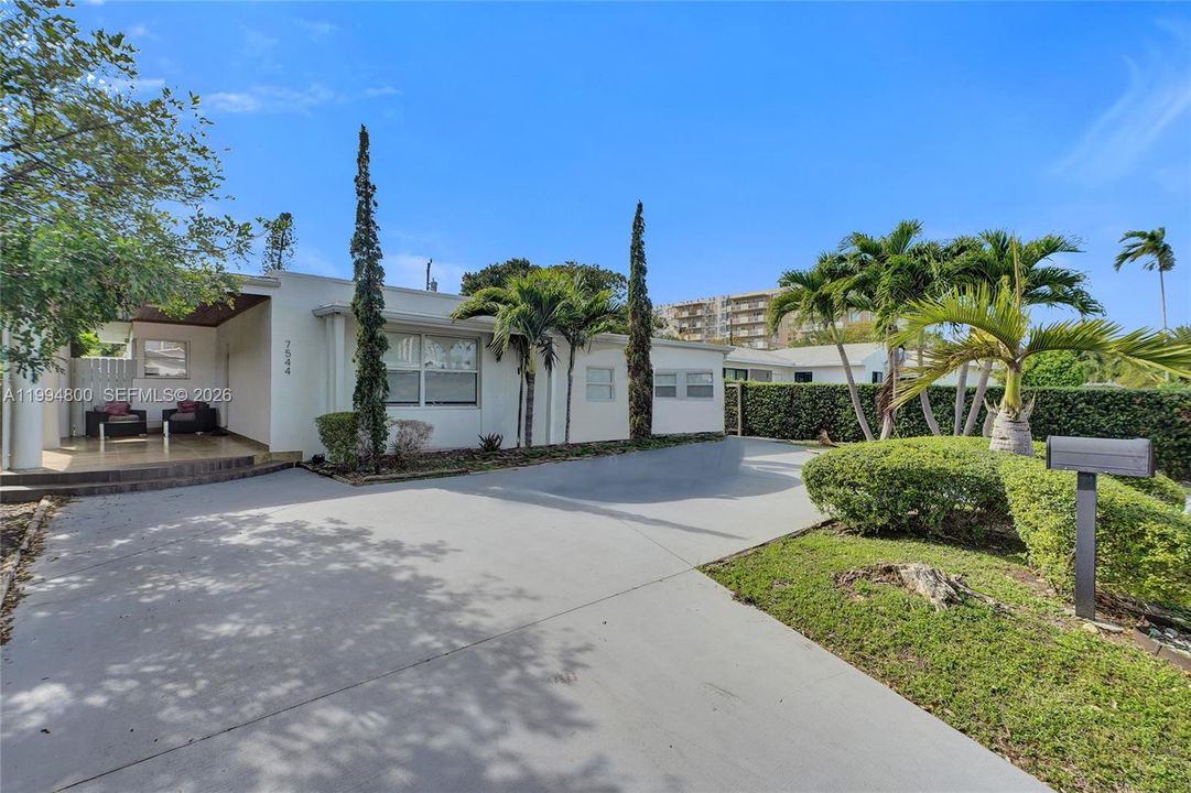 Active With Contract: $1,090,000 (4 beds, 3 baths, 1574 Square Feet)