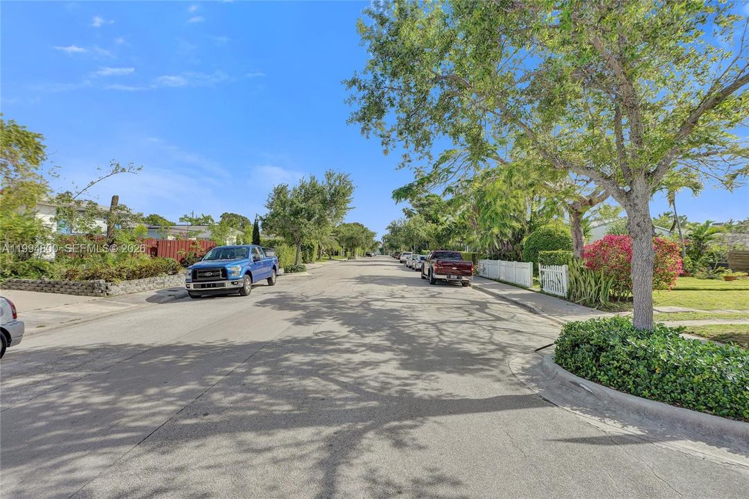 Active With Contract: $1,090,000 (4 beds, 3 baths, 1574 Square Feet)