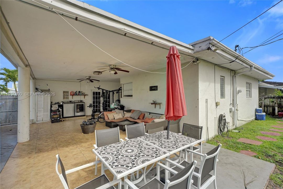 Active With Contract: $1,090,000 (4 beds, 3 baths, 1574 Square Feet)