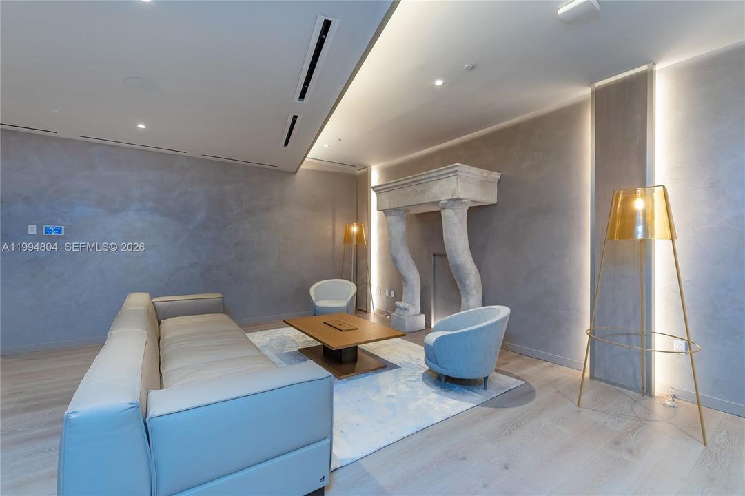 Activo con contrato: $18,000 (4 camas, 4 baños, 2592 Pies cuadrados)